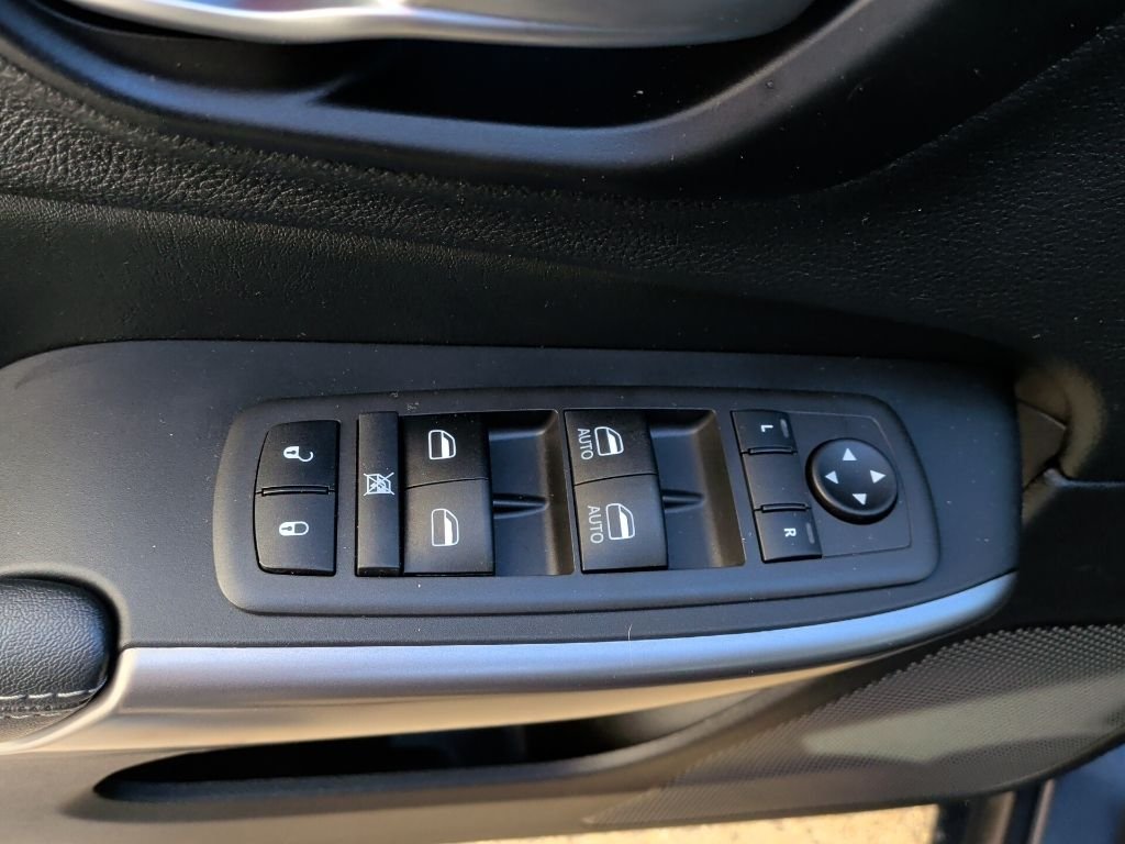Used 2021 Slate Blue Pearlcoat Jeep Latitude Lux image 15