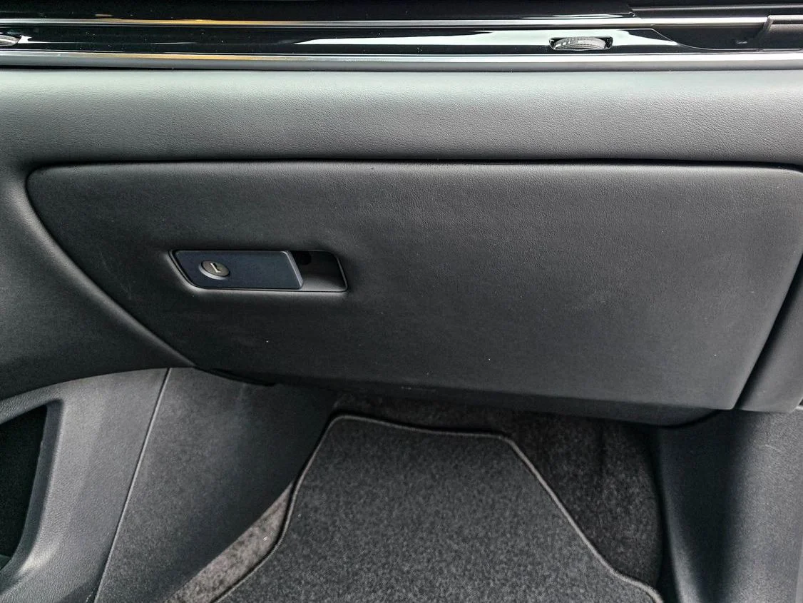 New 2027 2T RAD WHT INFINITI Sport AWD image 43