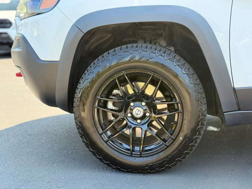 Used 2019 Bright White Clearcoat Jeep Trailhawk image 9
