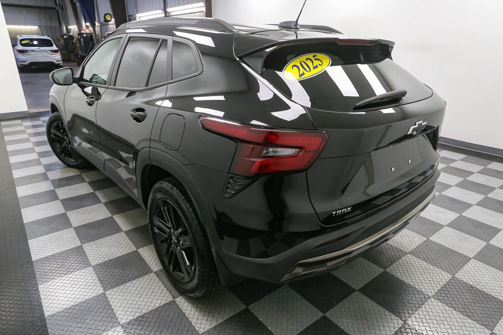 Used 2025 Mosaic Black Metallic Chevrolet ACTIV image 9
