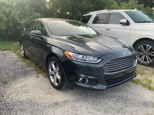 Used 2016  Ford SE image 2