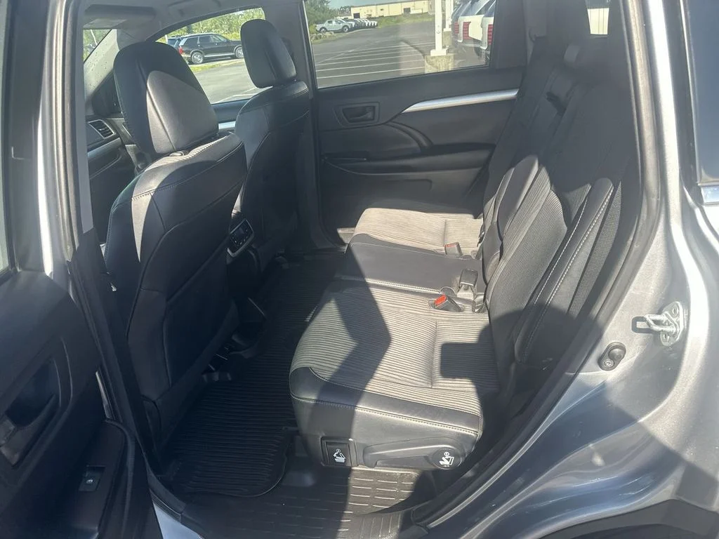Used 2016 Silver Toyota LE V6 image 28