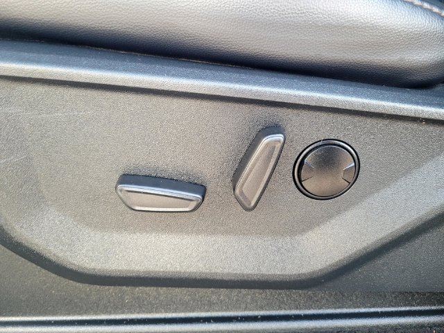 Used 2025  Ford Lariat image 11