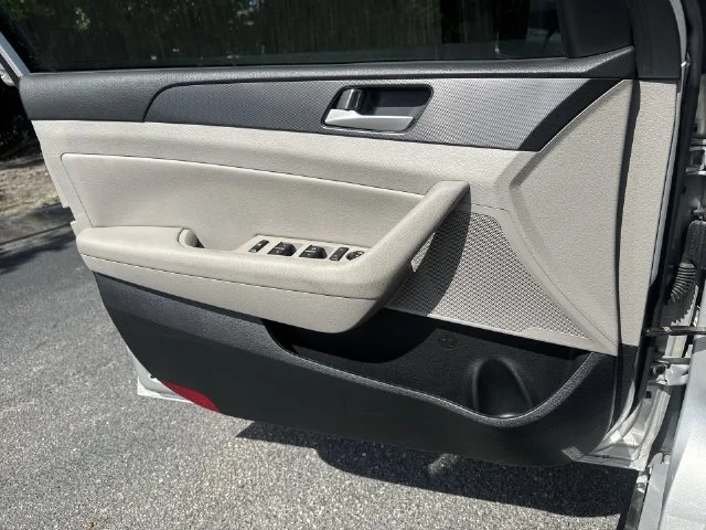 Used 2016 Silver Hyundai Sport image 25