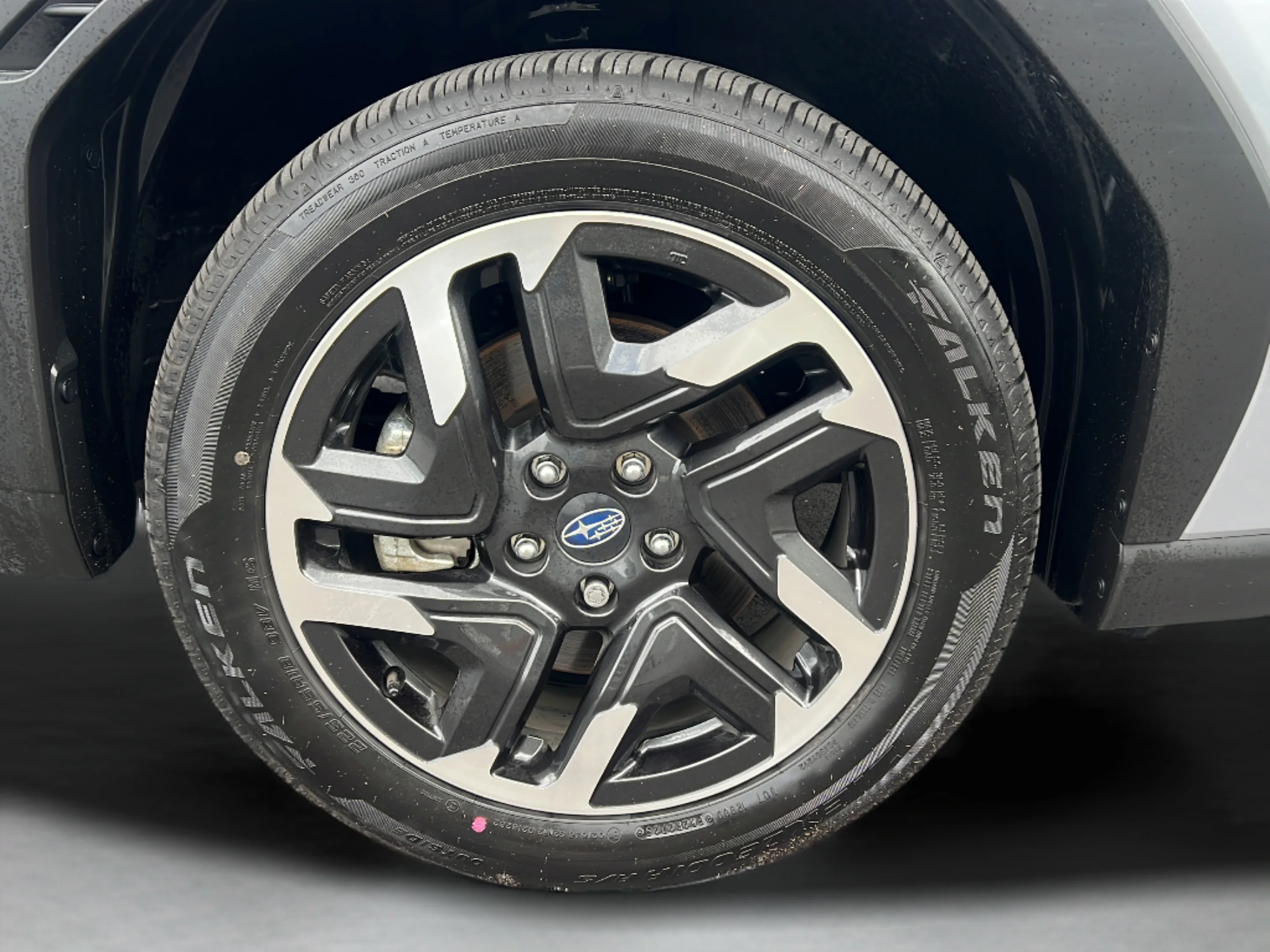 Used 2025 Ice Silver Metallic Subaru Limited image 27