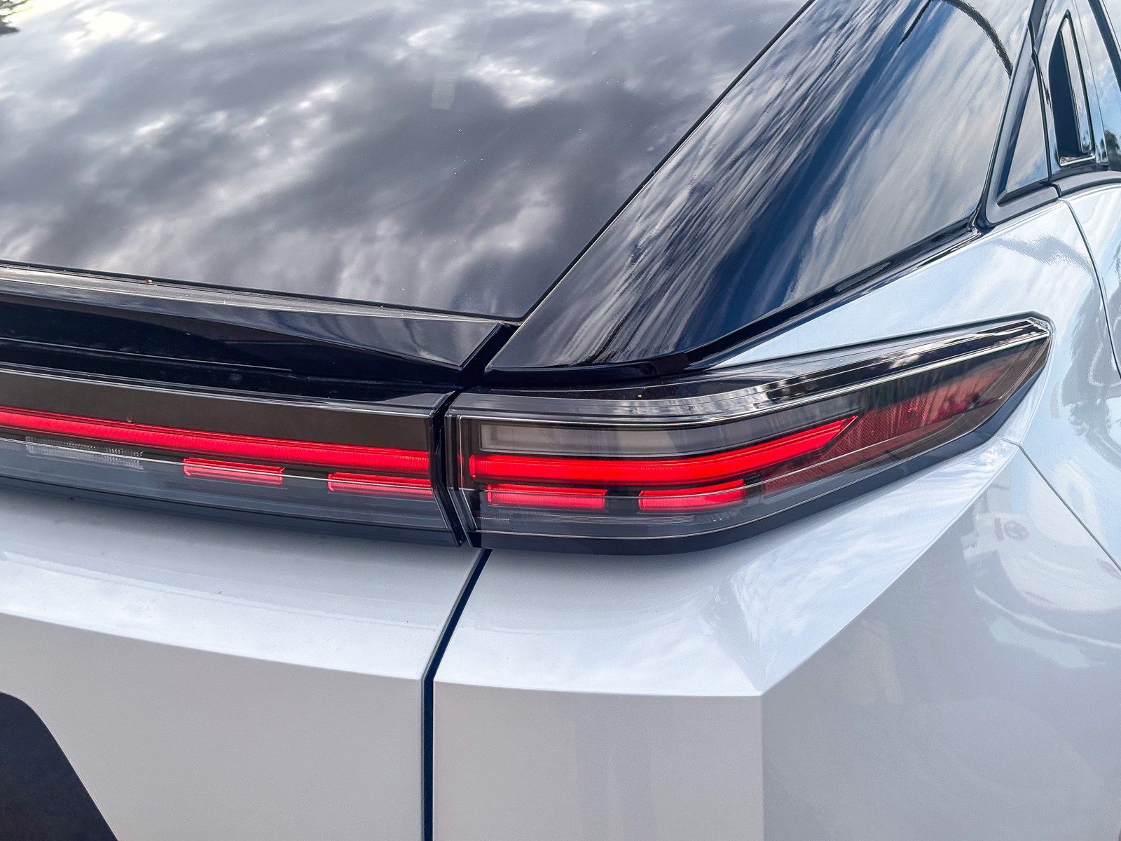 New 2026 Wind Chill Pearl with Midnight Black Metallic roof <sup>1</sup> Toyota  XSE image 7