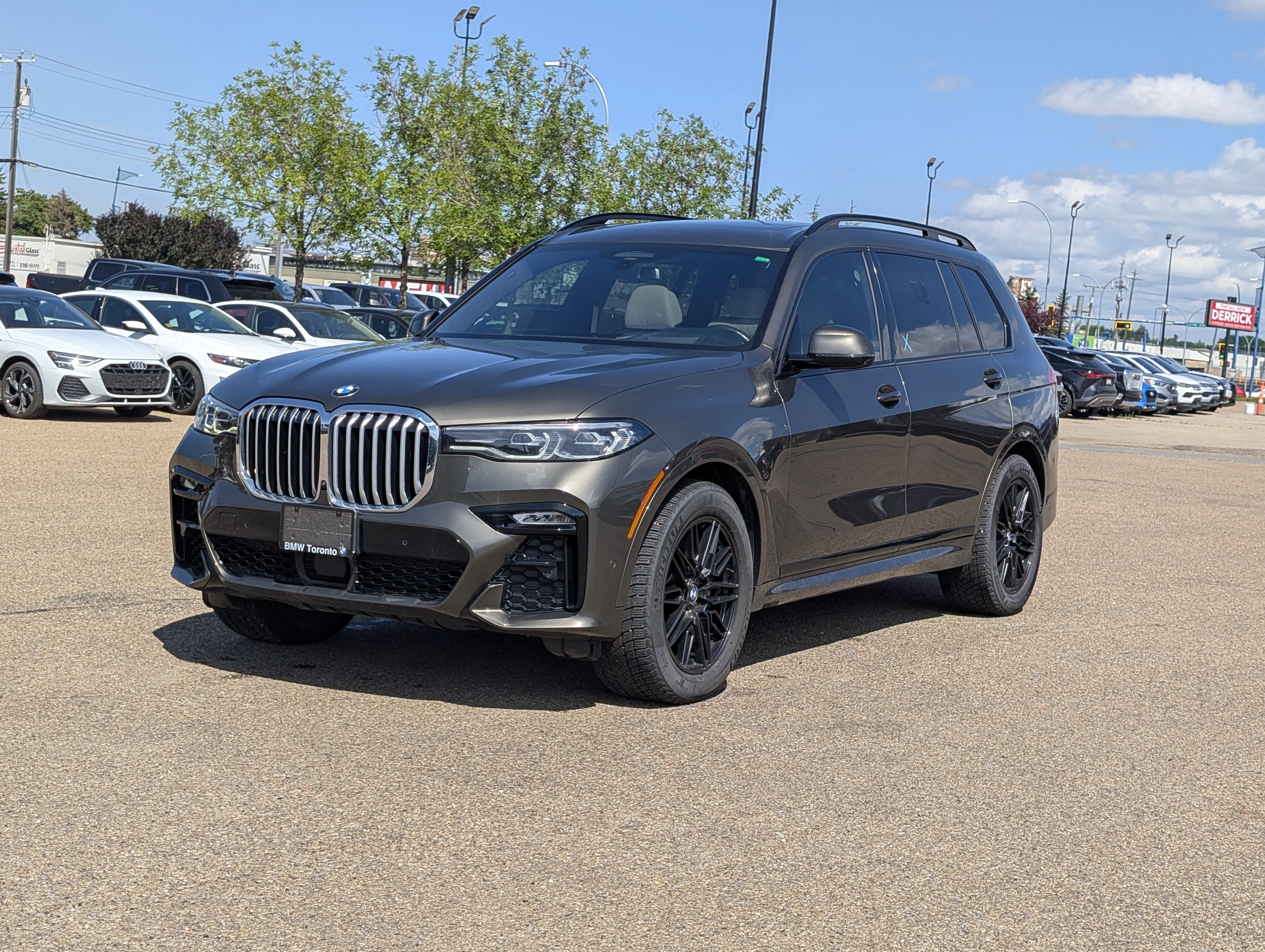 Used 2022 Manhattan Metallic BMW xDrive40i image 2