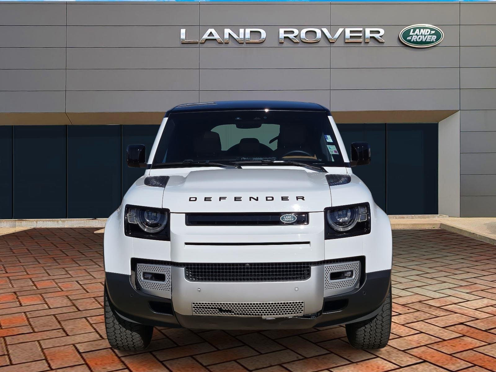Used 2024 Fuji White Land Rover SE image 2
