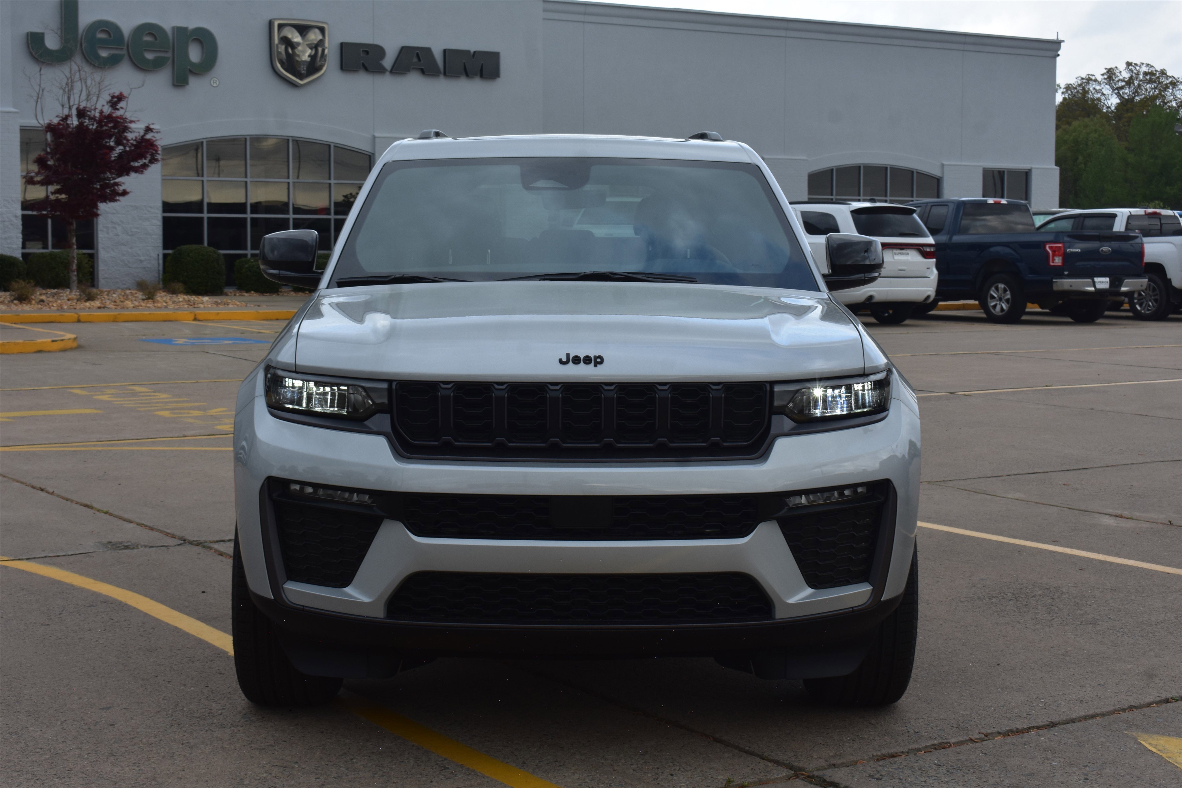 New 2026 Silver Zynith Exterior Paint Jeep Limited image 2