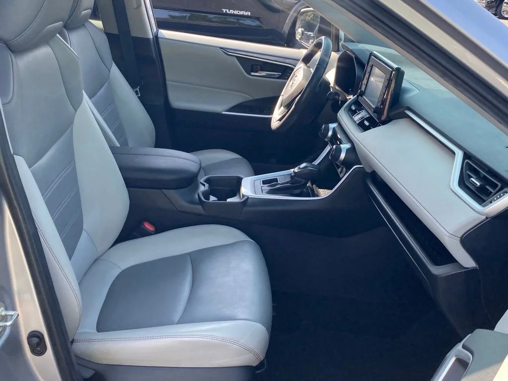 Used 2020 Silver Toyota XLE Premium image 18