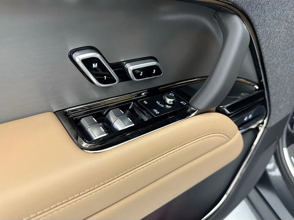 New 2026 Carpathian Grey Land Rover SE image 18