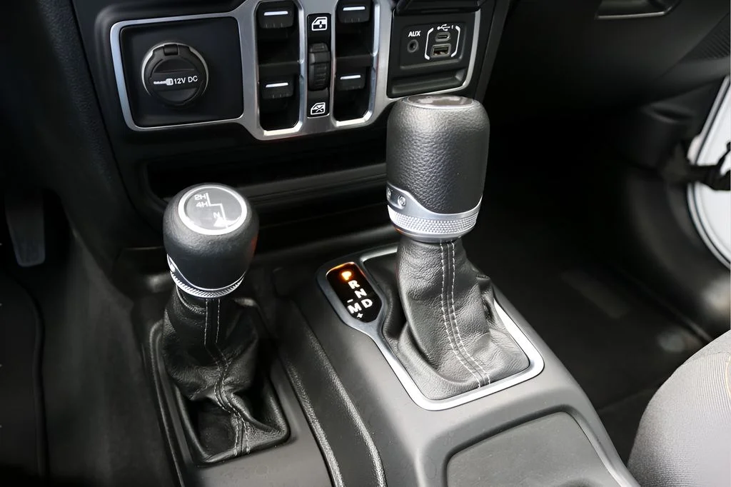 Used 2025 White Jeep Sahara image 23