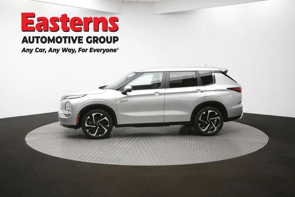 Used 2023 Silver Mitsubishi SE image 57