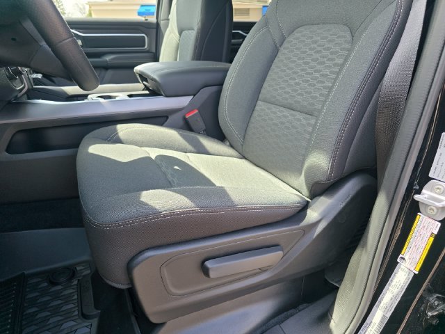 New 2026 Diamond Black Crystal Pearl-Coat Exterior Paint RAM Big Horn/Lone Star image 6