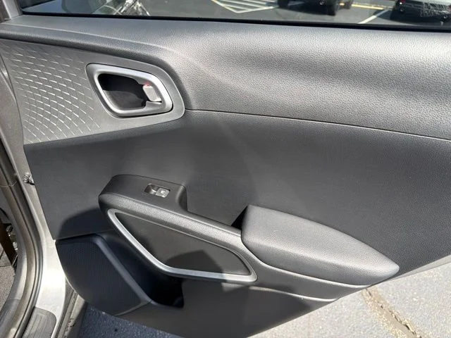 Used 2025  Kia LX image 33
