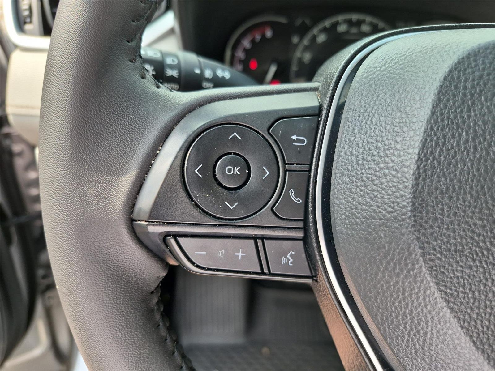 Used 2025 Silver Sky Metallic Toyota XLE Premium image 20