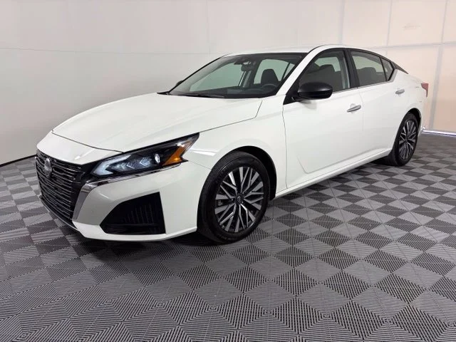 Used 2025 Glacier White Nissan SV image 3