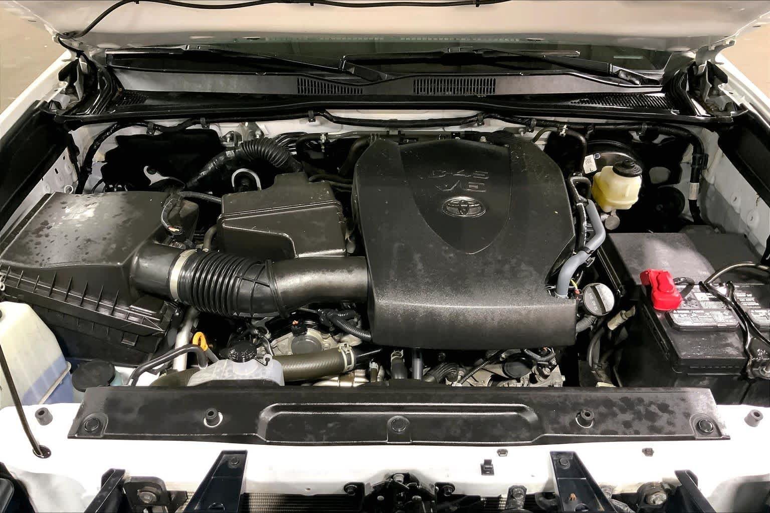 Used 2022 White Toyota SR5 image 32