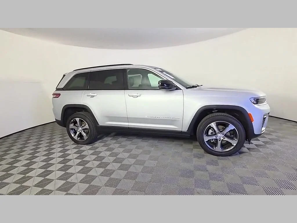 New 2026 Silver Zynith Exterior Paint Jeep Limited image 22
