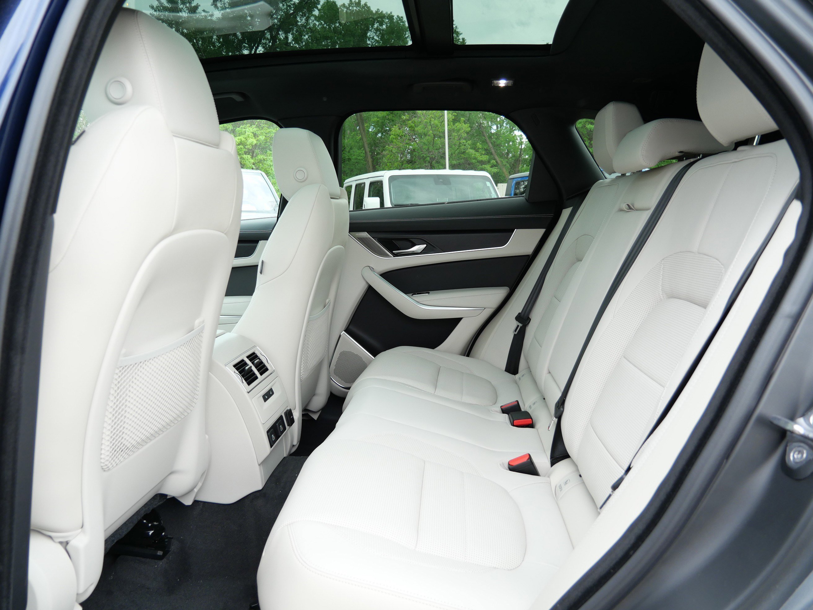 2026 Jaguar F-Pace R-Dynamic S - Photo 6