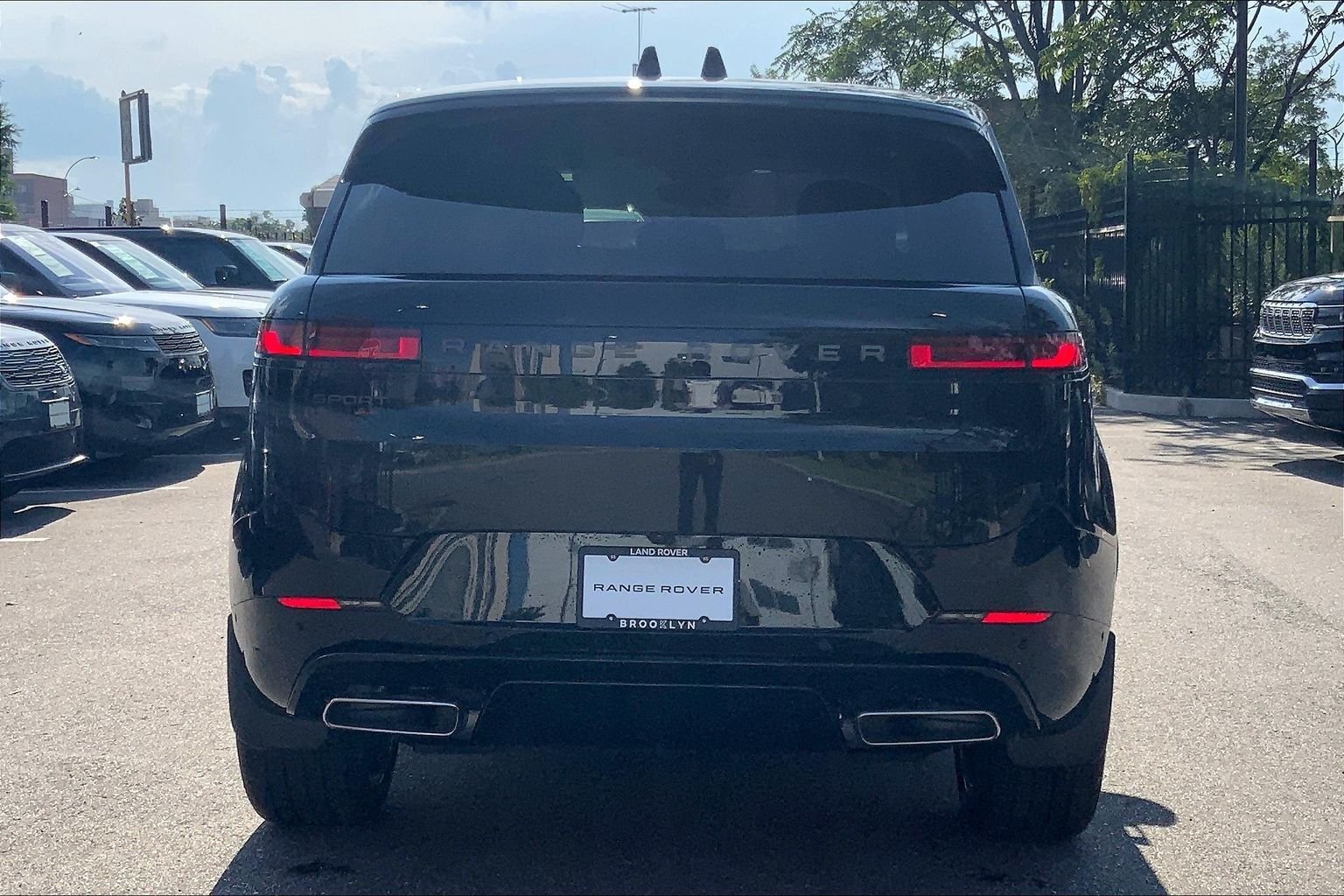 New 2026 Santorini Black Land Rover Dynamic SE image 4