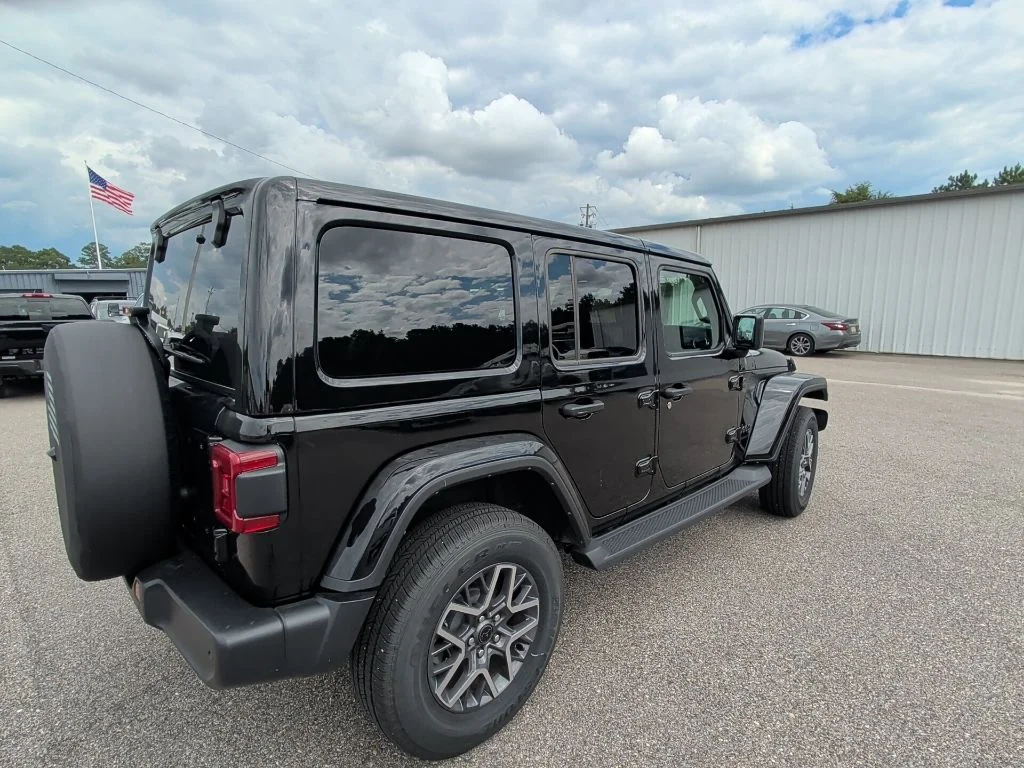 Used 2025 Black Jeep Sahara image 5