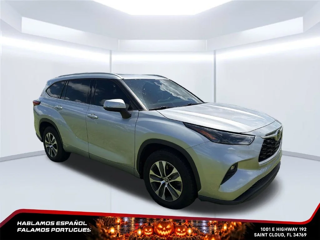 Used 2022 Silver Toyota XLE image 7