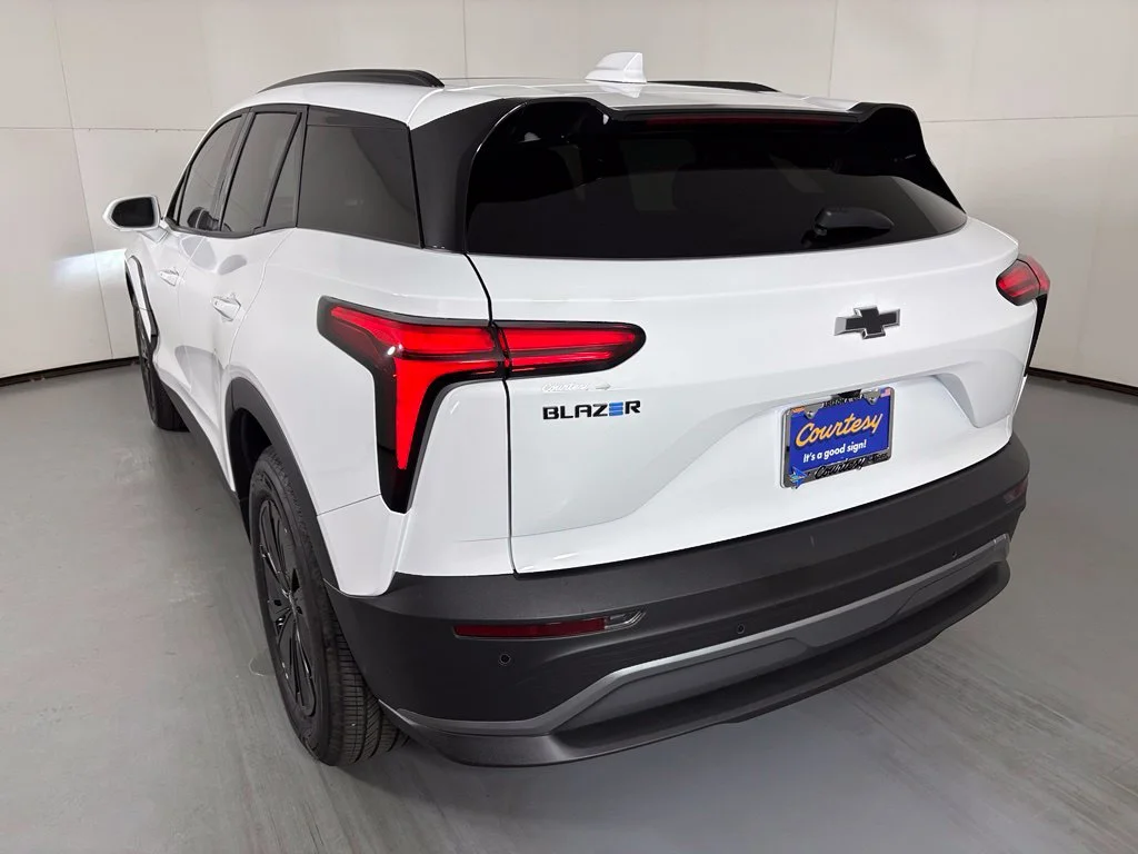 Used 2025 White Chevrolet LT image 6