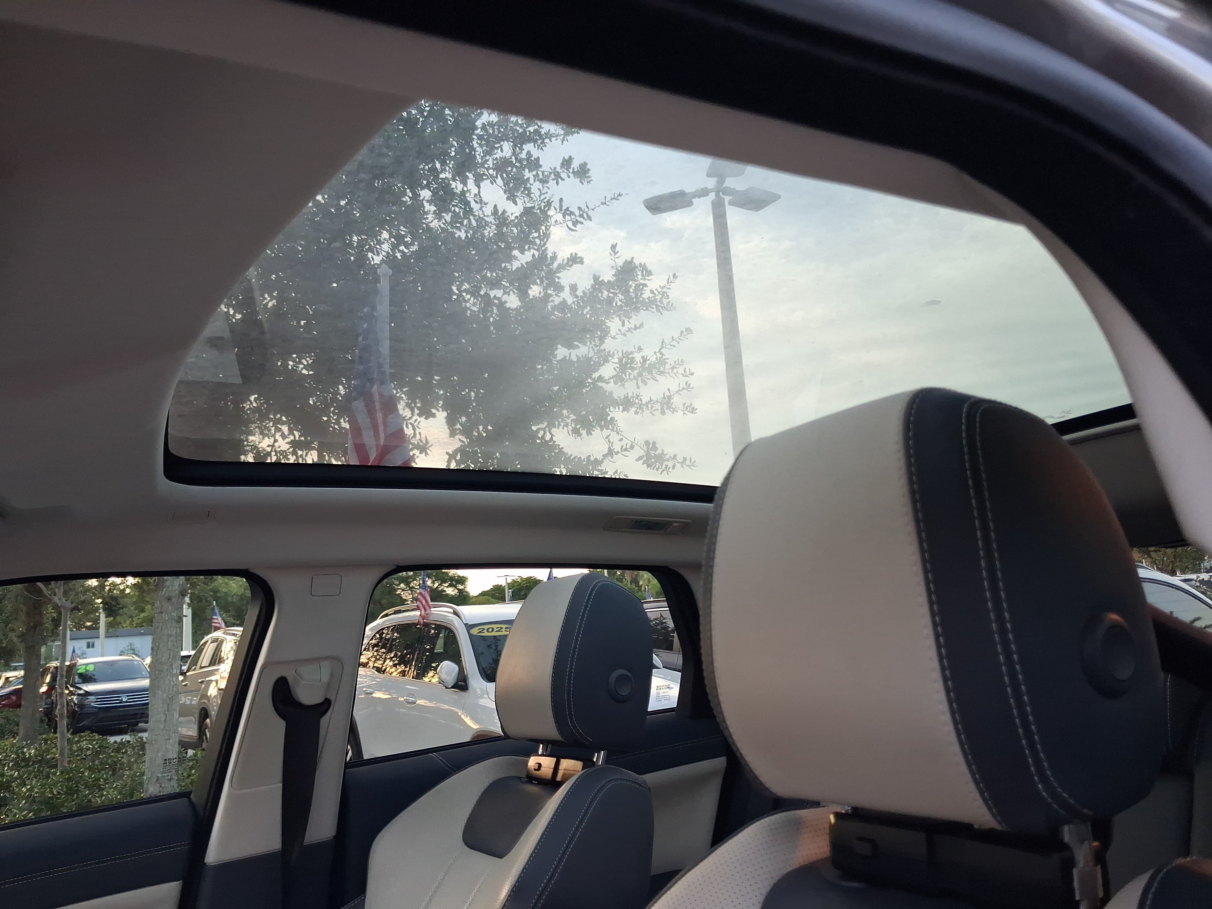 Used 2019  Land Rover SE image 15