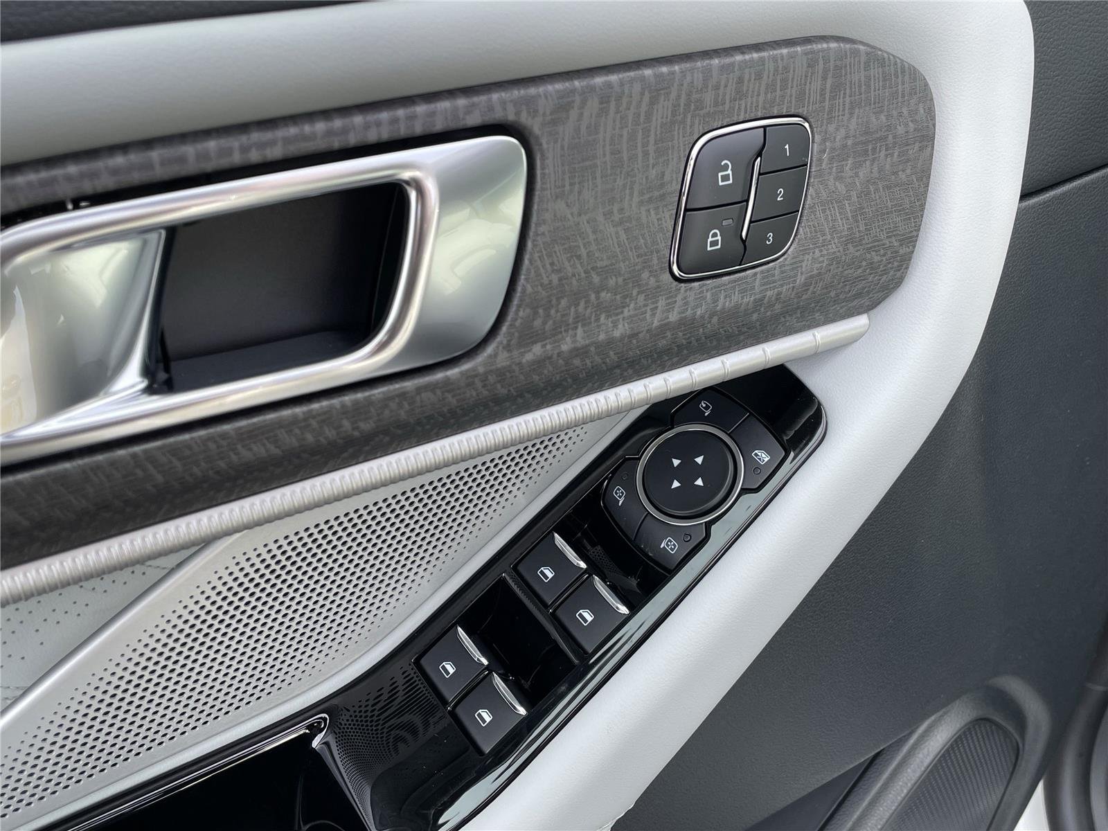 New 2026 Star White Metallic Tri-Coat Ford Platinum™ image 62