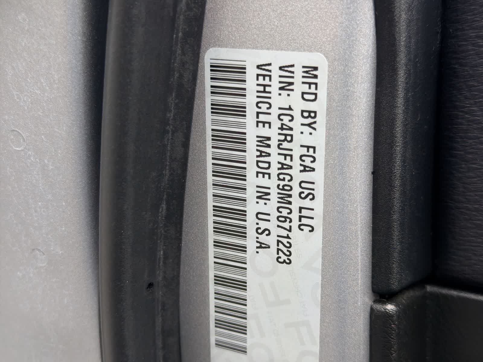 Used 2021 Billet Silver Metallic Clearcoat Jeep Laredo X image 37