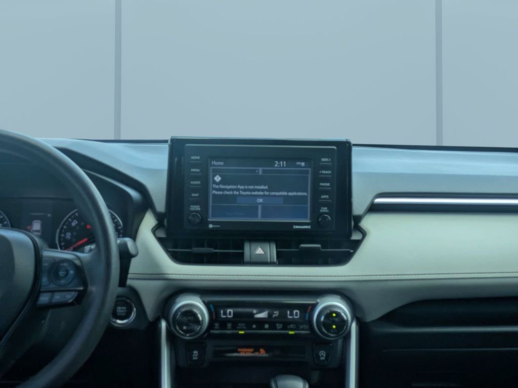 Used 2020 White Toyota XLE image 18