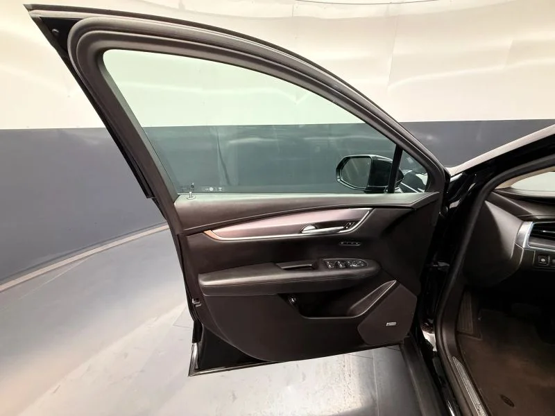 Used 2017  Cadillac Luxury Sport Utility 4D image 27