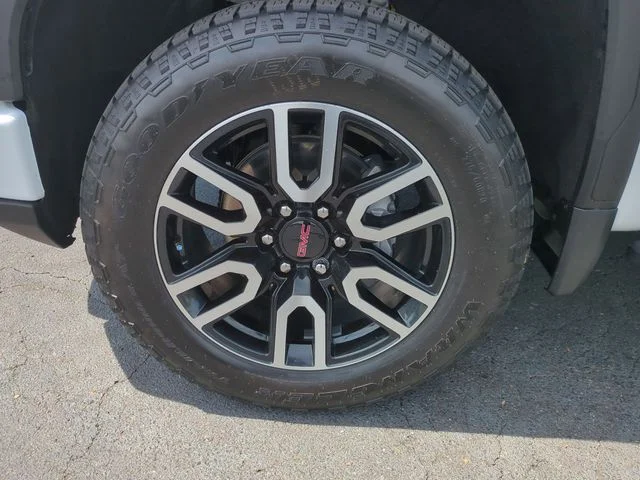 Used 2025 White GMC AT4 image 10