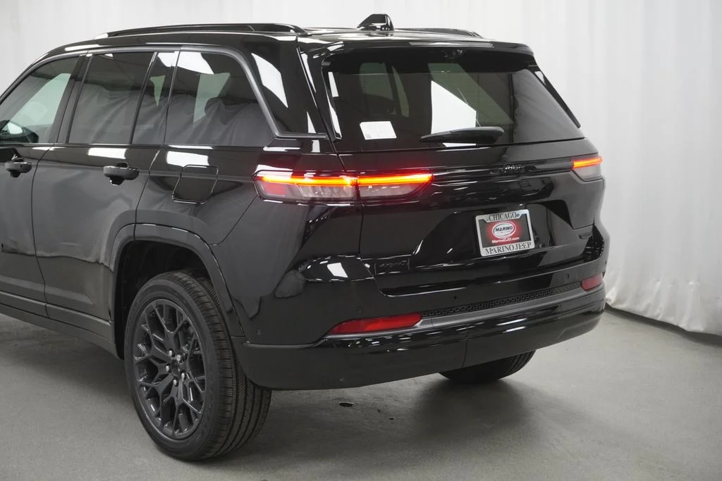 New 2026 Diamond Black Crystal Pearl-Coat Exterior Paint Jeep Summit image 12