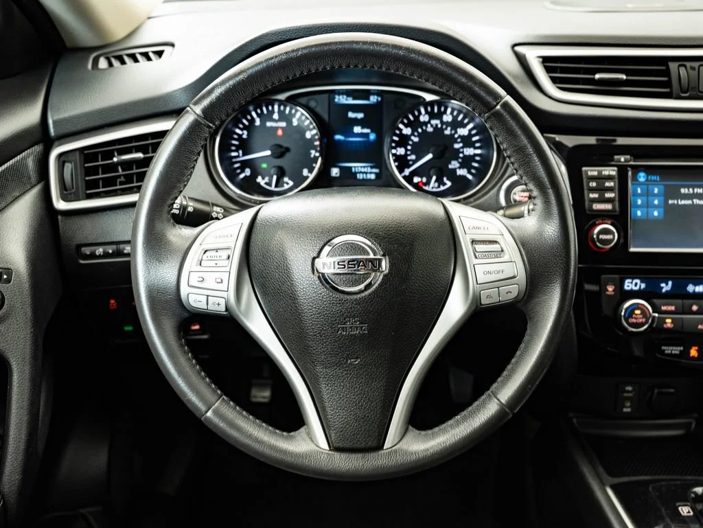 Used 2015 Arctic Blue Metallic Nissan SL image 41