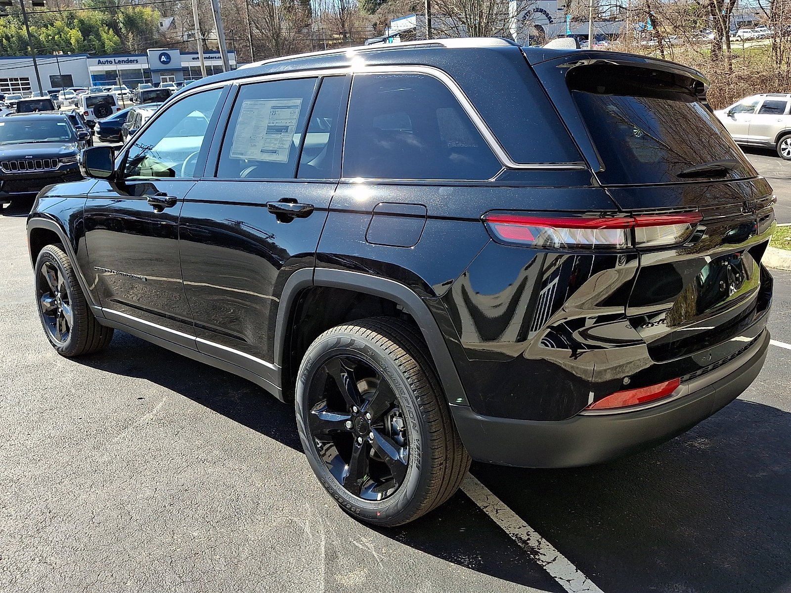 New 2026 Diamond Black Crystal Pearl-Coat Exterior Paint Jeep Limited image 4