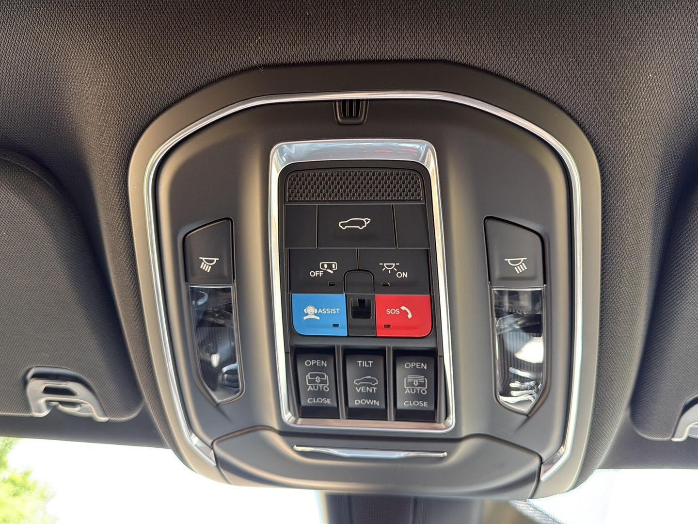 New 2026 Silver-Zynith Exterior Paint Jeep Limited Altitude image 22