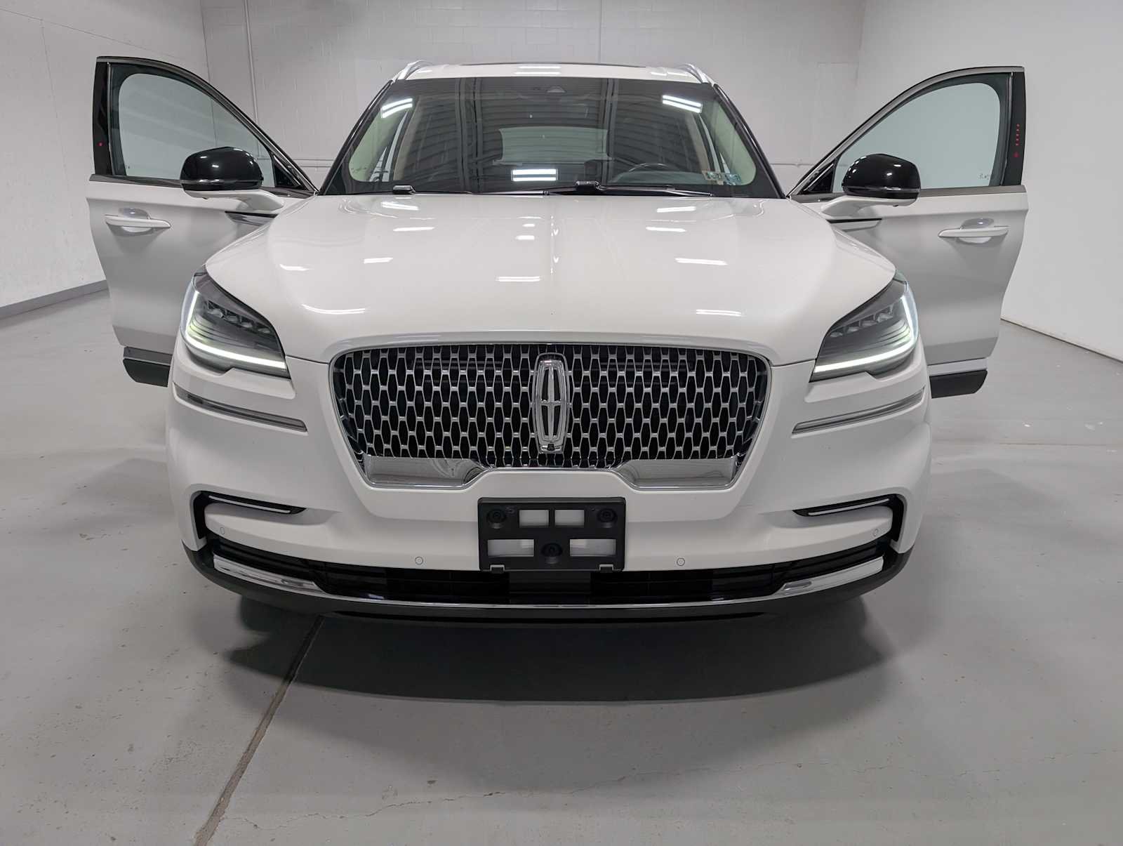 Used 2023 Pristine White Lincoln Reserve image 15