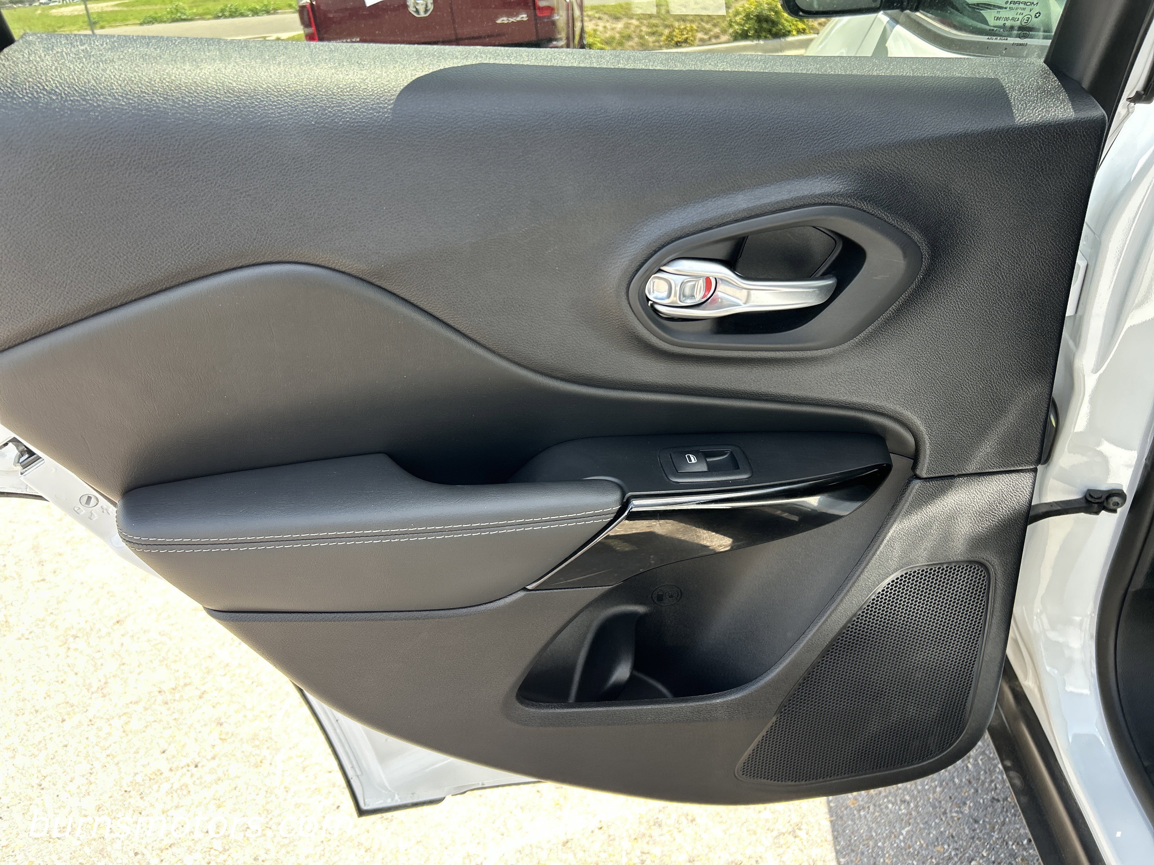 2023 Jeep Cherokee Altitude Lux - Photo 10