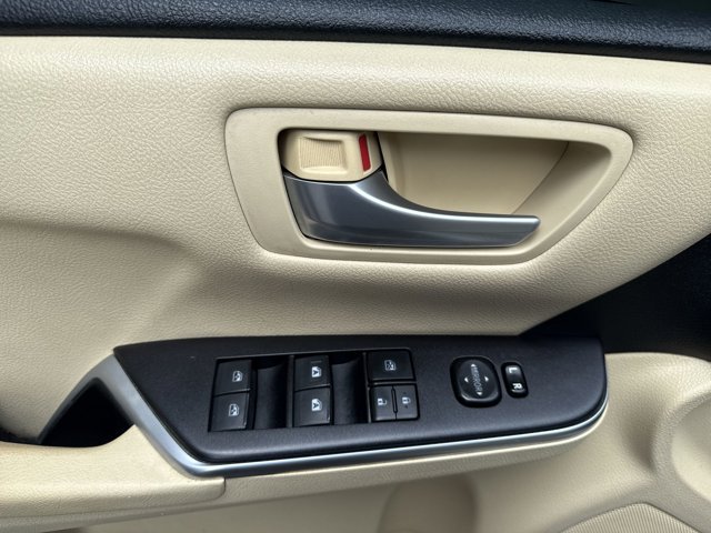 Used 2016  Toyota  image 12