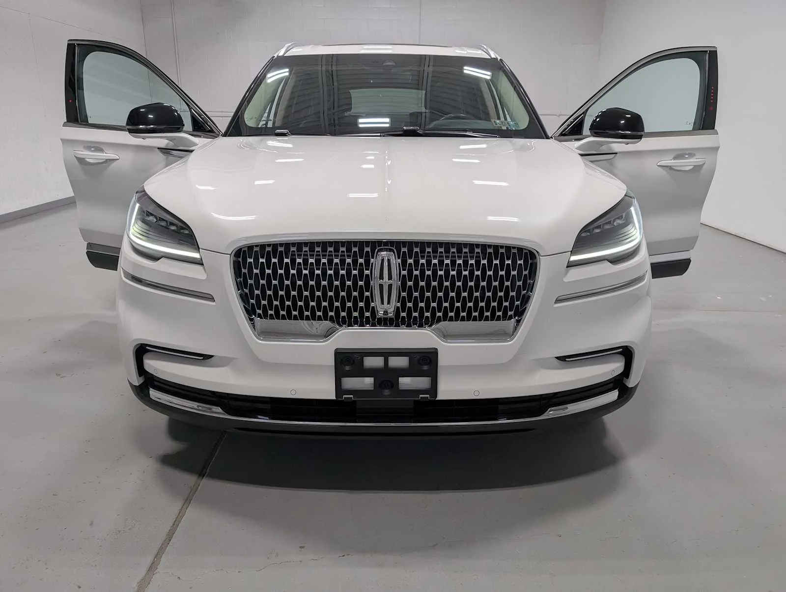 Used 2023 Pristine White Lincoln Reserve image 15
