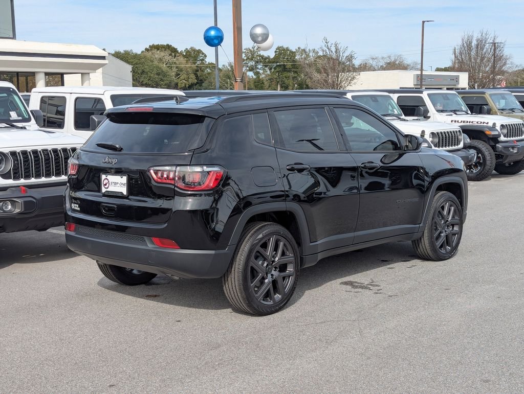 New 2026 Diamond Black Crystal Pearl-Coat Exterior Paint Jeep Latitude image 5