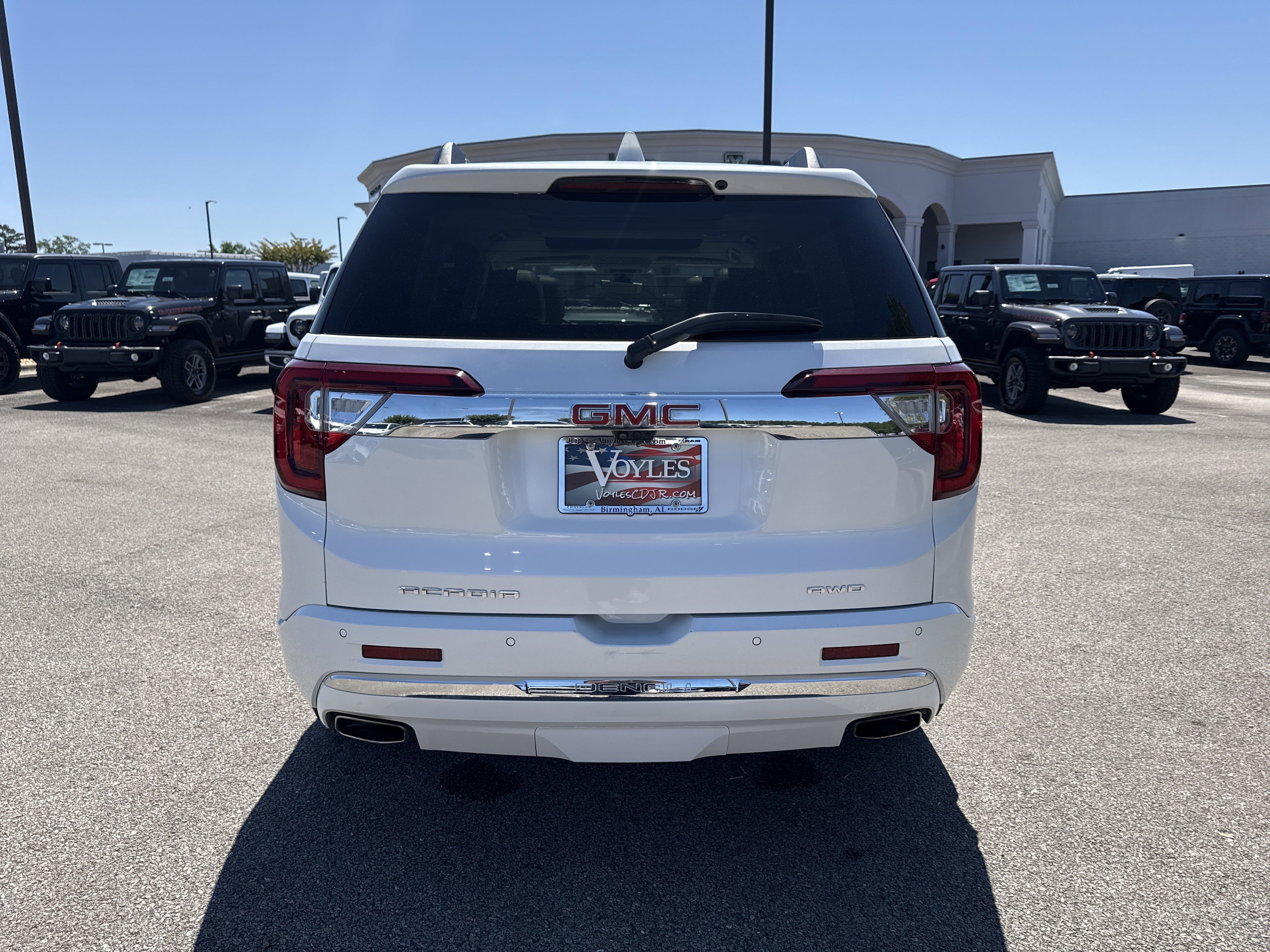 Used 2022 White Frost Tricoat GMC Denali image 6
