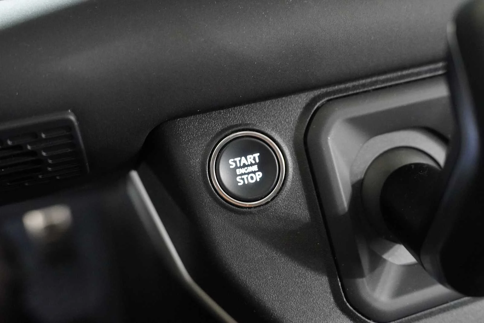 Used 2024 Santorini Black Metallic Land Rover X-Dynamic SE image 18