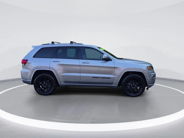 Used 2019 Silver Jeep Altitude image 9