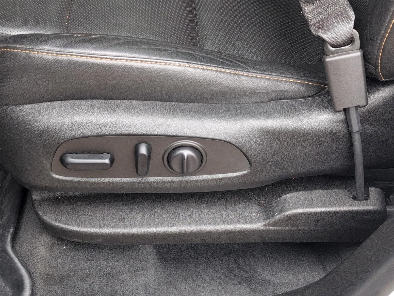 Used 2021 Iridescent Pearl Tricoat Chevrolet Premier image 15