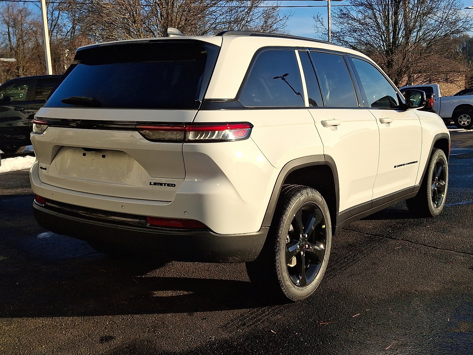 New 2025 Bright White Clear-Coat Exterior Paint Jeep Limited 4x4 image 6