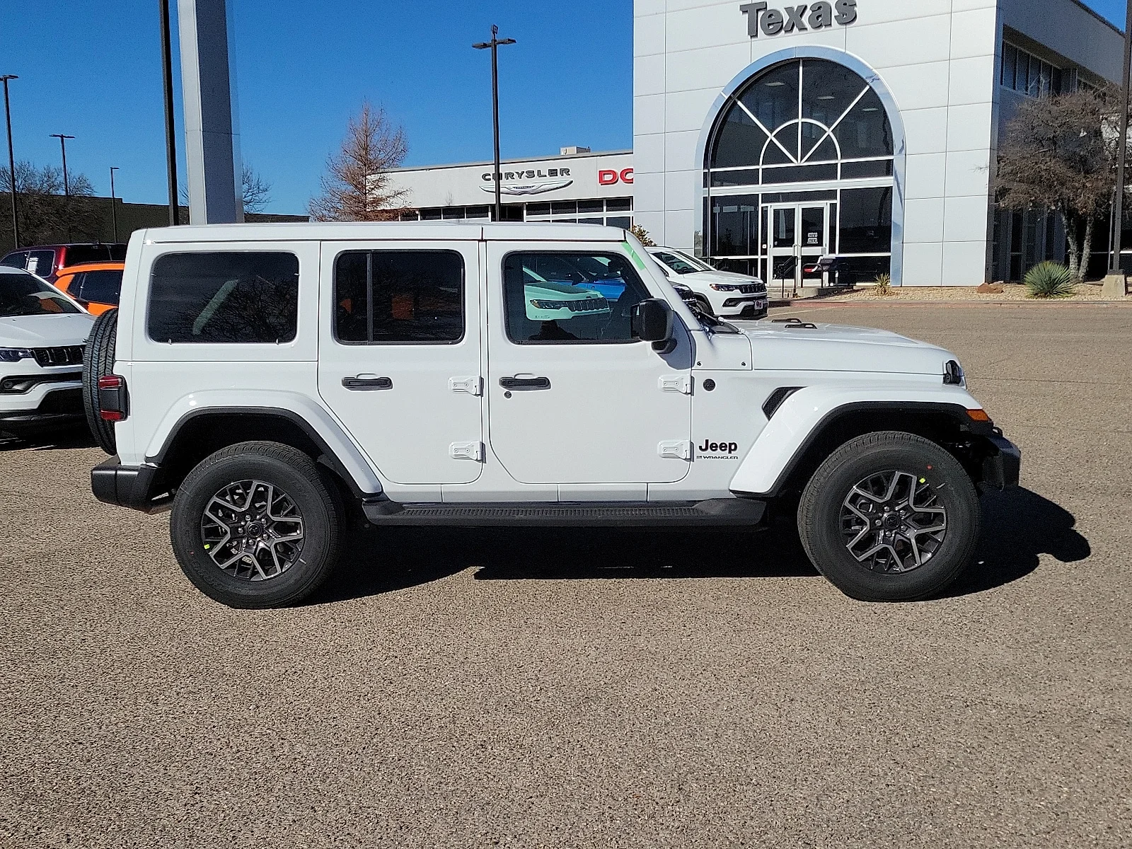 New 2026 PW7 Bright Whit Jeep 4-DOOR SAHARA image 5