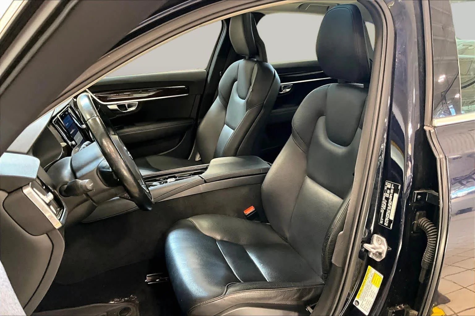 Used 2017 Magic Blue Metallic Volvo Momentum image 9